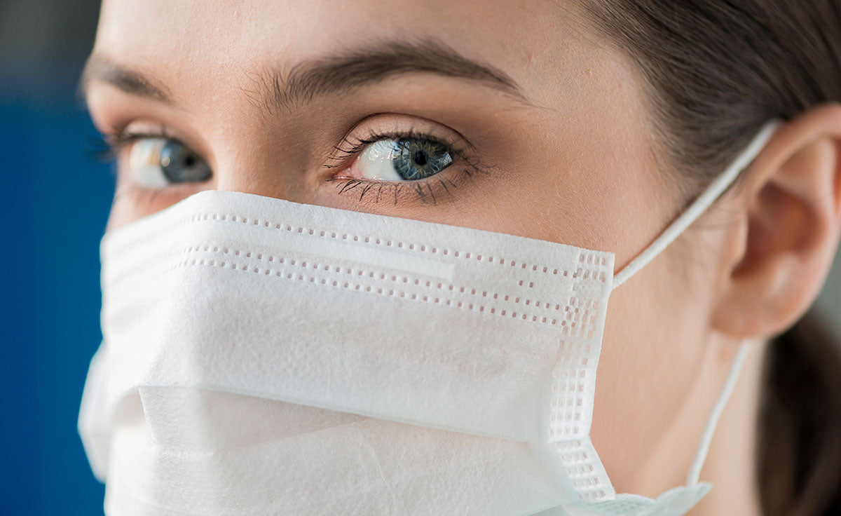 Maskne, ovvero l'acne da mascherina: cos’è, come trattarla e quali prodotti scegliere