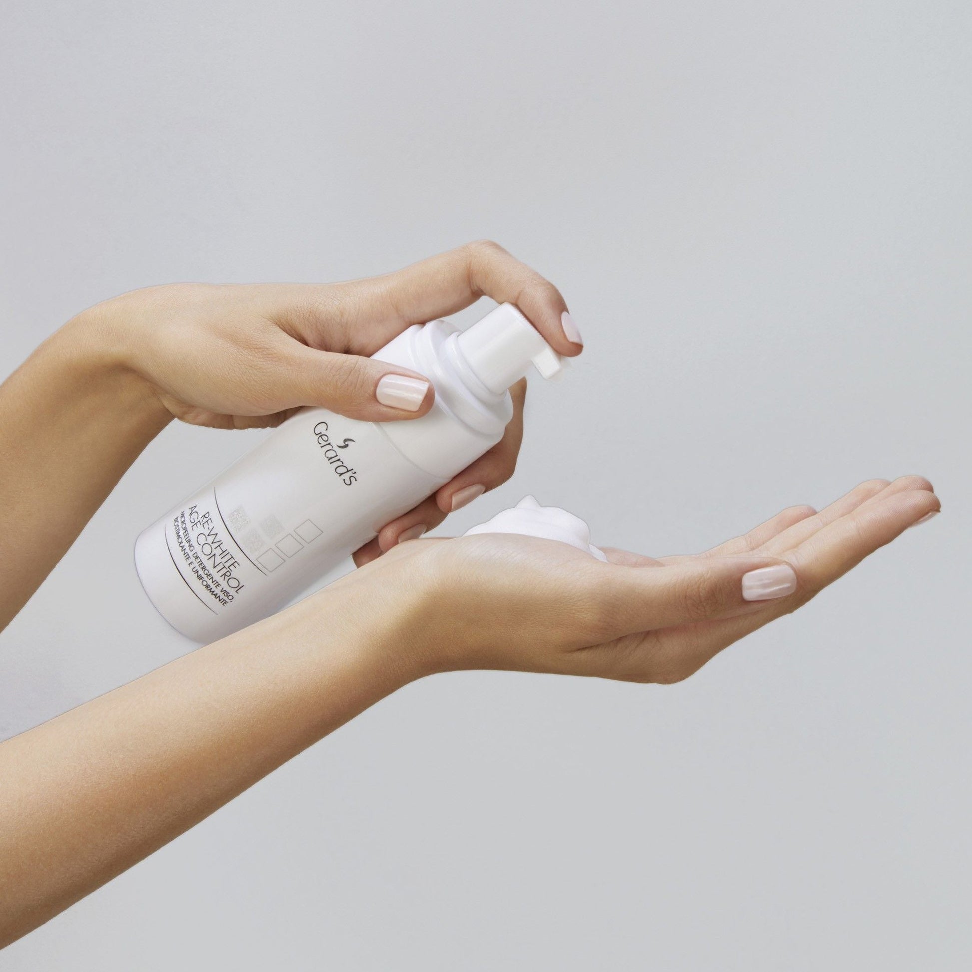 RE-WHITE AGE CONTROL MICROPEELING DETERGENTE BIOSTIMOLANTE E UNIFORMANTE - Gerard's Cosmetic Culture