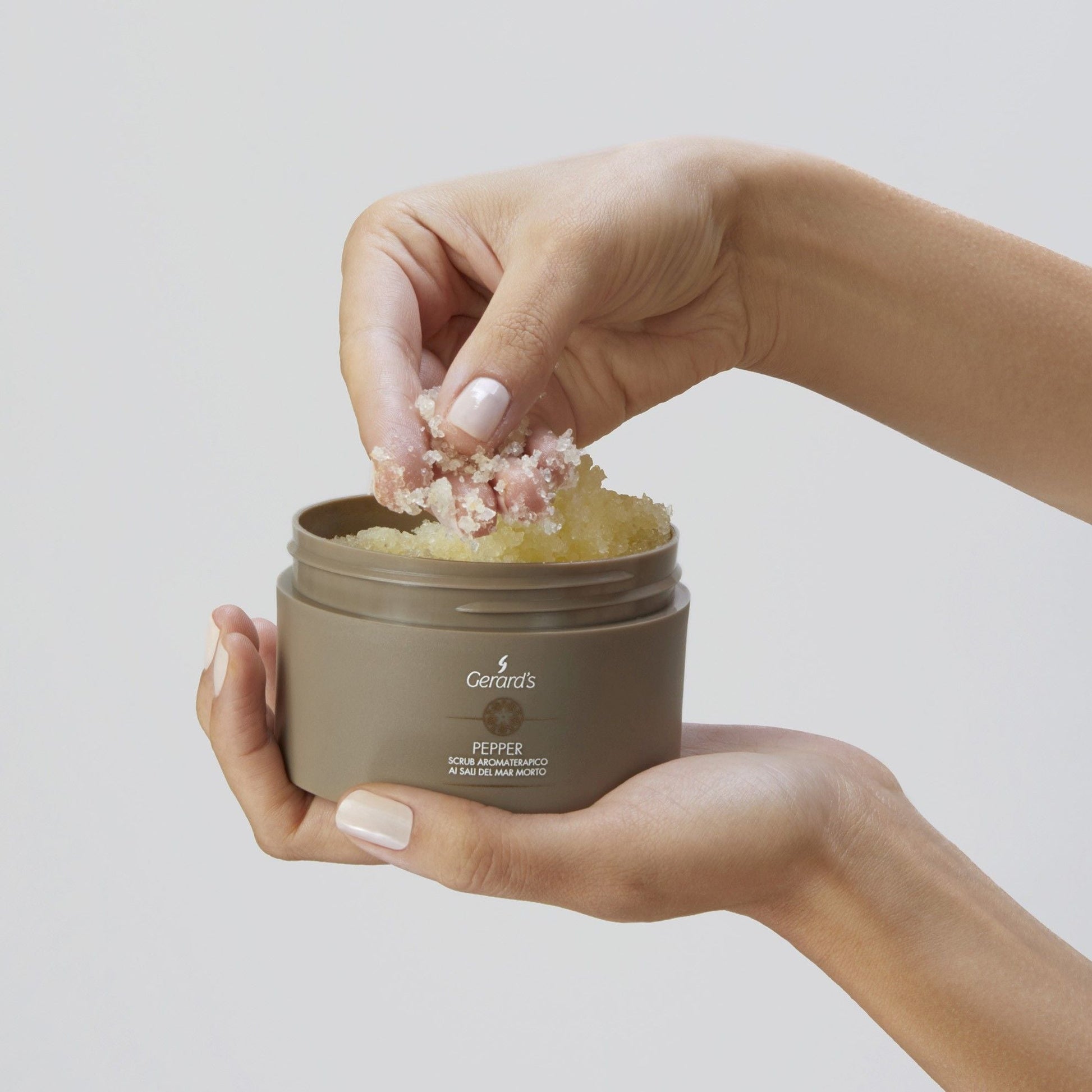 PEPPER SCRUB CORPO AROMATERAPICO AI SALI DEL MAR MORTO PEPPER - Gerard's Cosmetic Culture