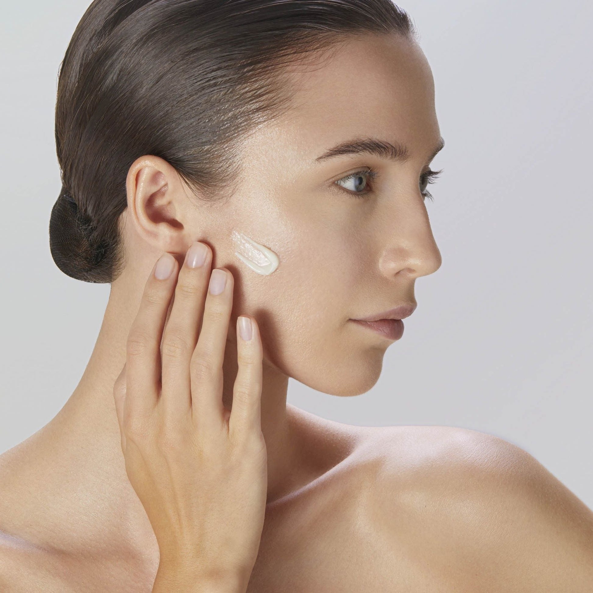 RE-WHITE AGE CONTROL FLUIDO VISO UNIFORMANTE, ANTI-SPOT E ANTI-OSSIDANTE - SPF 20 - Gerard's Cosmetic Culture